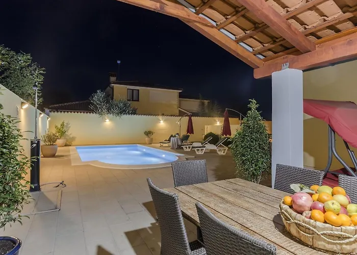 Villa In Marmajola With Private Pool